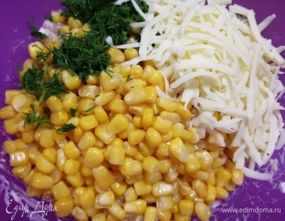 Сливаем жидкость из кукурузы, добавляем ее к куриному фаршу. Добавляем любой натертый сыр и измельченный укроп.