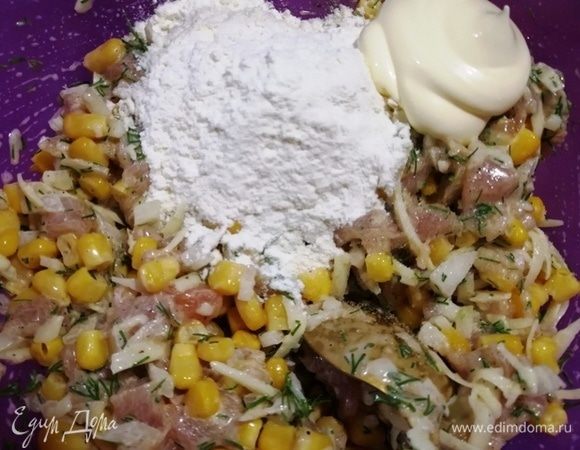 Перемешиваем и всыпаем 1 столовую ложку муки, добавляем еще одну ложку майонеза. Перемешиваем.