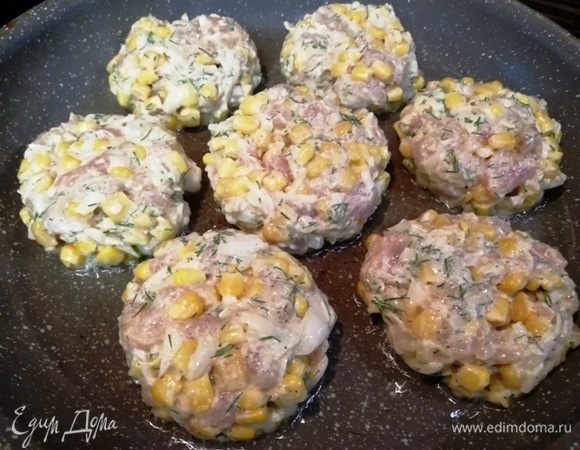 Руками формируем котлеты и жарим на среднем огне в разогретом масле 5 минут с одной стороны.