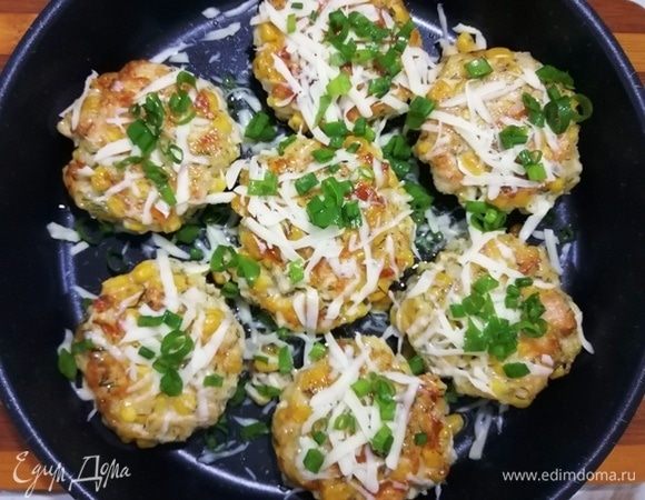 Затем перекладываем котлеты в форму для запекания, посыпаем небольшим количеством сыра и зеленым луком. Ставим форму в духовку на 10 минут, температура — 200°C.