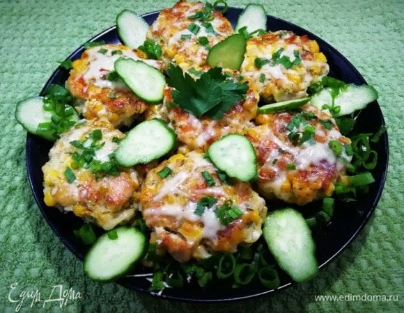 Все, котлеты готовы, подаем со свежими овощами.