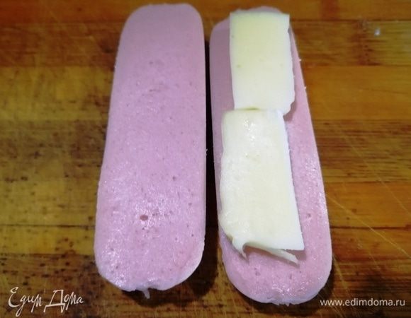 Для второй начинки я взяла мини-сосиски, разрезала их пополам, на одну половинку положила сыр и накрыла второй половинкой сосиски.