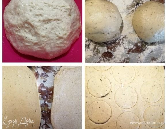 Подошедшее тесто обминаем, делим на 2 части. Раскатываем обе части в одинаковые овалы. Делаем разметку кулинарным кольцом на одной из заготовок.