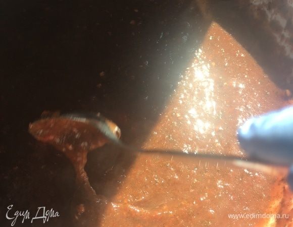 Утром ставим сливу вариться, кипятим минут 20–25, далее все протираем через сито. Это самый противный шаг! Но он обязателен! В блендере ну не то получается! Полученное пюре ставим на маленький огонь и варим, постоянно помешивая 20 минут.