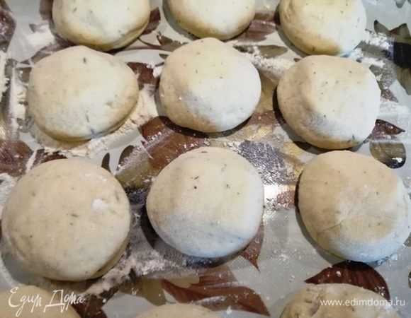 Все пирожки готовы. Остатки теста собираем и формируем шарик.