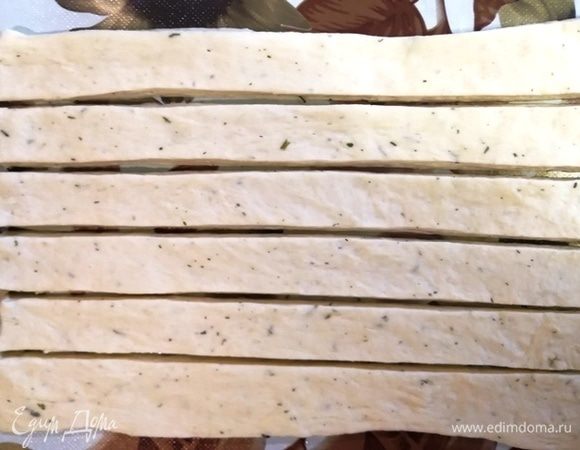 Раскатываем шарик из остатков теста и нарезаем на полоски.