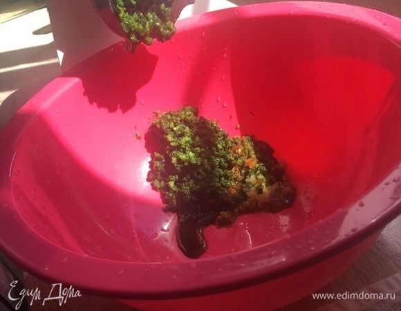 Пропустите через мясорубку чеснок, кинзу, мяту, перец. Добавляем все к пюре. Далее добавляем соль, хмели-сунели и варим еще 15 минут. Раскладываем соус по стерилизованным банкам! Приятного аппетита!<br />
 