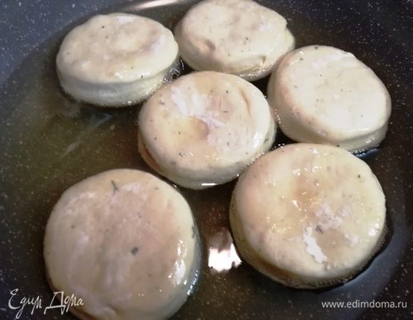 На среднем огне разогреваем большое количество растительного масла и жарим наши пирожки до готовности.