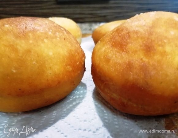 Готовые пирожки выкладываем на бумажное полотенце, чтобы удалить лишний жир.