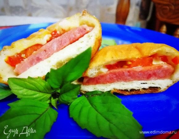 Разрез пирожков с колбасой.