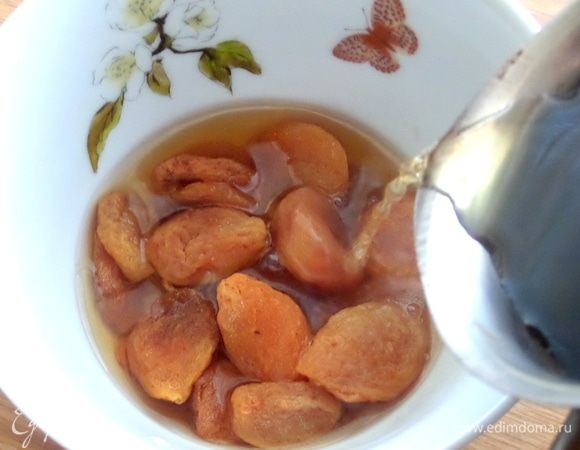 Заварить зеленый или фруктовый чай.