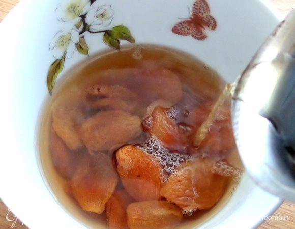 Залить горячим в курагу, накрыть, дать настояться. Я залила половиной жидкости.