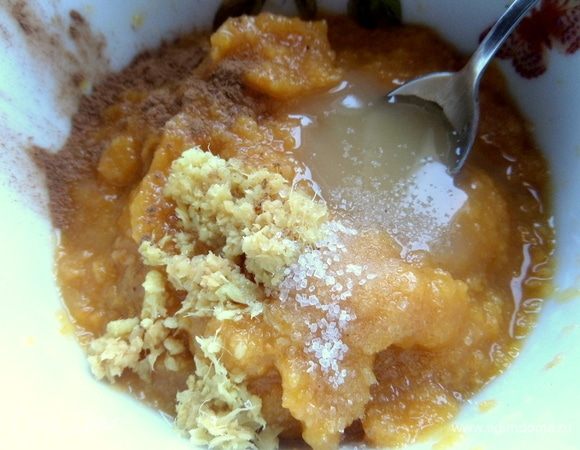 Добавить тертый имбирь, корицу, мед и ваниль.