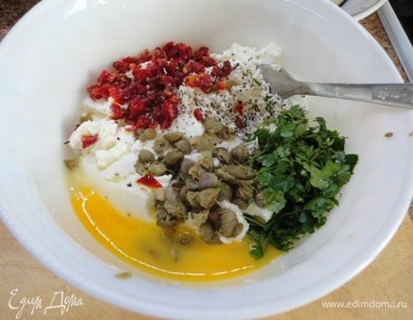 За это время приготовить начинку: смешать рикоту с зеленью, нарезанными каперсами и помидорами, и желтками. Добавить свежемолотый перец и соль по вкусу. Сладкий болгарский перец нарезать тоненькими полосками.