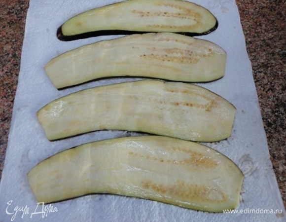 С овощей слить образовавшуюся жидкость и хорошо обсушите бумажными полотенцами.