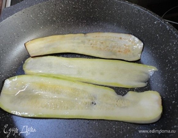 Кисточкой смазываем овощи маслом и слегка обжариваем до мягкости.