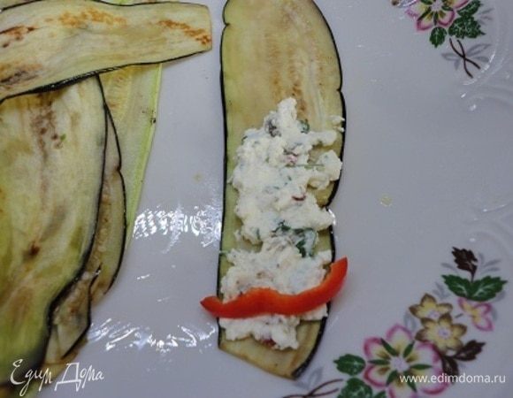 На обжаренные ломтики выкладываем примерно 1 ч. л. начинки, кусочек перца и заворачиваем.