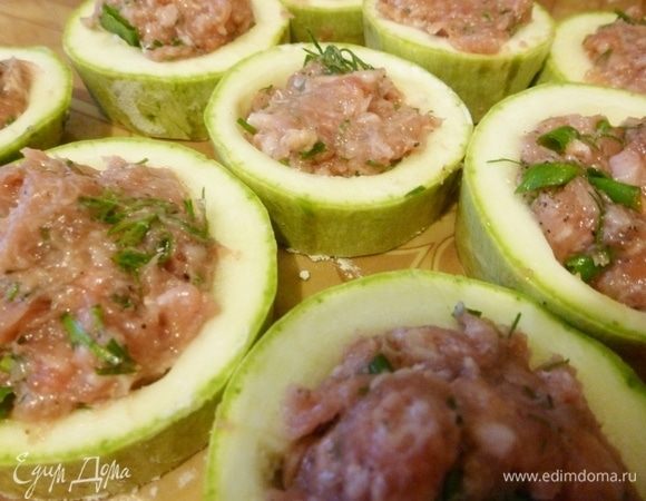 Крахмалом присыпать середину кабачковых колец. Я так делаю для того, чтобы начинка не выпадала. Но это не обязательный пункт. Наполнить середину фаршем. Обмакнуть во взбитое яйцо. Затем в панировочные сухари.