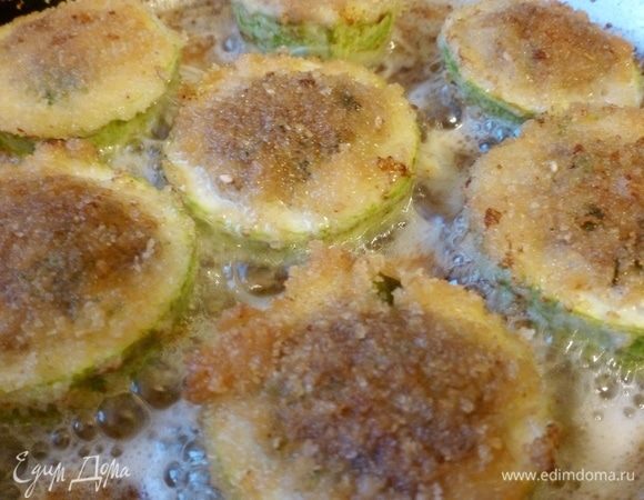 Жарить на разогретой сковороде на умеренном огне до золотистой корочки.