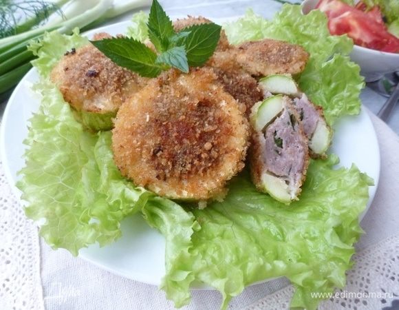 Подавать с салатом и зеленью. Можно со сметаной или с кетчупом. Приятного аппетита!