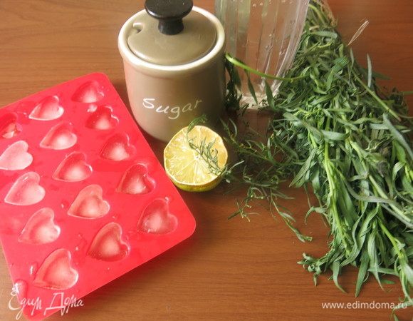 Подготовим продукты — охладим воду и заморозим лед. Если заранее подготовить компоненты, то приготовление займет мало времени.