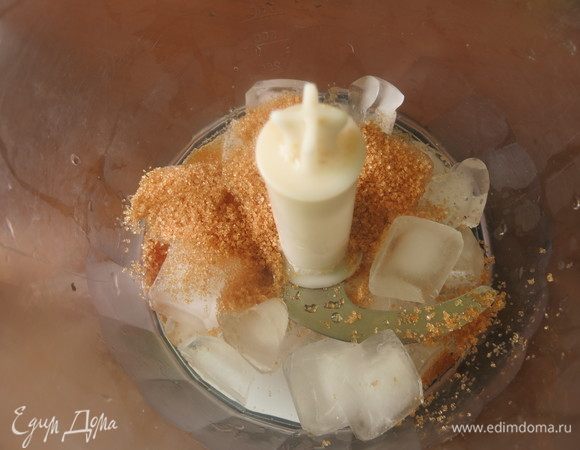 В чашу блендера кладем лед и сахар.