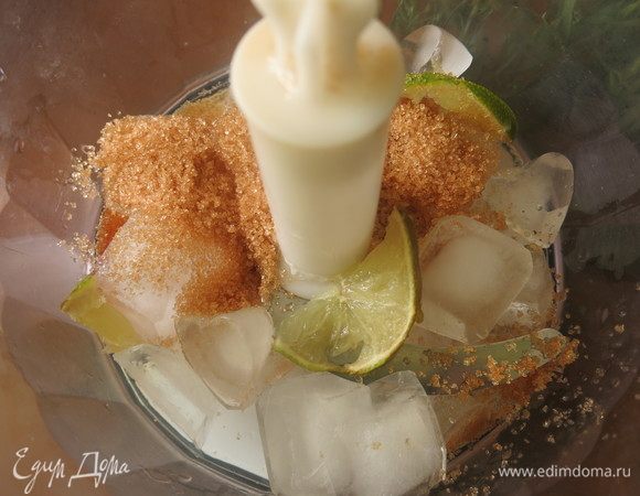 Кладем дольку лайма или лимона.