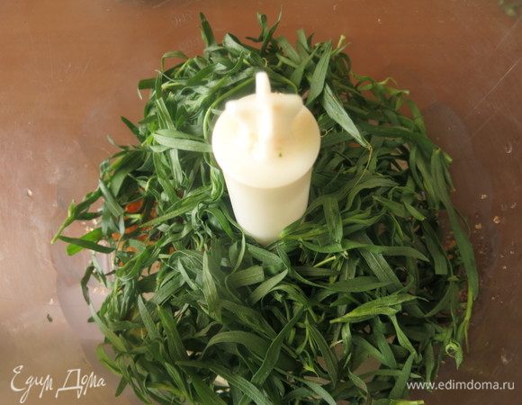 Отделяем листики тархуна.