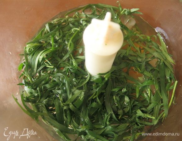 Заливаем холодной водой так, чтобы она покрывала лед.