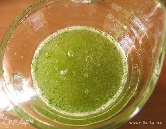 Разбавляем водой. У меня нет блендера на два литра, пришлось просто доливать воду. Всего 1,4 литра, до двух литров не доливала. Остаток воды добавила в виде льда.