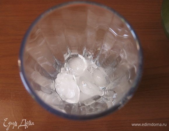 Летом приходится постоянно охлаждать напитки, в стакан кладем лед.