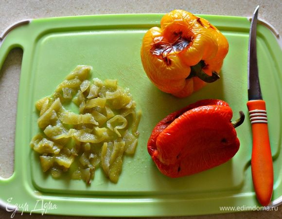 Перец поместите на противень, застеленный пекарской бумагой (или фольгой), запекайте в разогретой до 200°C духовке 20–30 мин., периодически переворачивая. Запеченные перцы поместите в целлофановый пакет, дайте немного остыть, снимите кожицу, удалите хвостики и семена. Мякоть перцев нарежьте небольшими кусочками и добавьте к овощам. Тушите все вместе еще 5 мин.