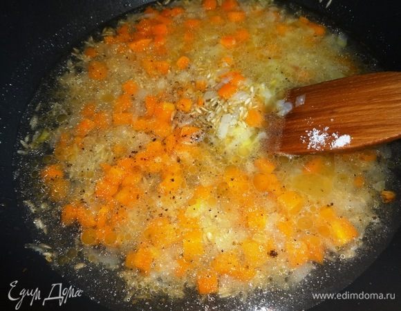 Рис с овощами посолить, поперчить, залить горячей водой.