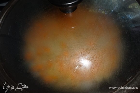 Огонь убавить, накрыть сковороду крышкой и готовить рис до почти полного впитывания жидкости. Это займет примерно 25–30 мин.