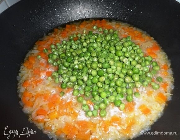 За несколько минут до готовности добавить в рис с овощами замороженный зеленый горошек. Я, наверное, добавила горошек слишком рано, потому что он сильно изменил цвет. Он готовится очень быстро, а цвет должен оставаться зеленым. Мне кажется, горошек нужно добавить в самом конце, выключить огонь и дать немного постоять, он сам дойдет.