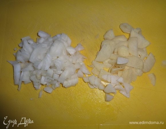 Лук, чеснок и имбирь очистить. Луковицу мелко нарезать, чеснок и имбирь нарезать тонкими пластинами.