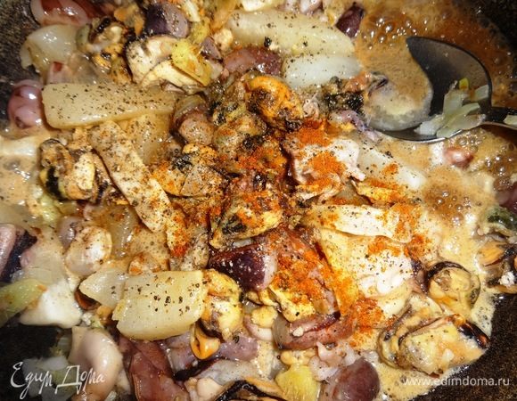 В конце жарки посолить, поперчить, перемешать.