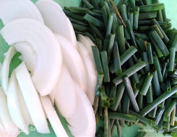 Лук репчатый нарезать полукольцами, зеленый крупно порубить.