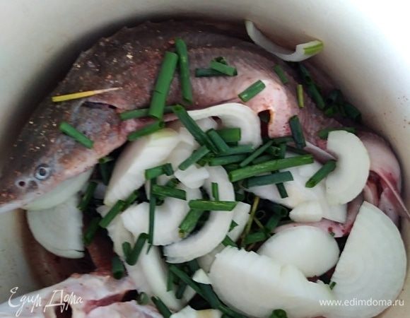 Тушки рыбы посолить, поперчить изнутри. Засыпать луком, перемешать.