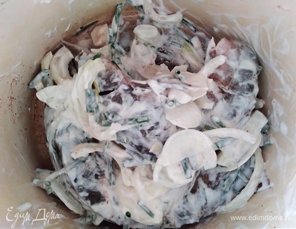 Добавить сметану, перемешать и оставить в холодильнике  на час мариноваться.