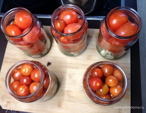 Сперва плотненько раскладываем помидоры по банкам. Чтобы конкретно понять объем, вес и/или штук в каждую. Сливовидных обычно 8–9 штучек влезает в литровую банку, так, для ориентира. На 3-литровую банку уходит обычно 1,5 кг, по моему, так любого сорта:) Еще на этом этапе можно точно определить объем воды: как разложили помидорки по банкам, залили их водой, так общий объем маринада поймем.