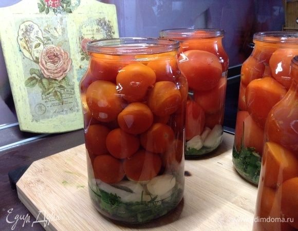 У нас 3 литра воды получилось. Тут не показана 6-литровая банка. А так по 500 мл воды на каждую, вот на 3 литра маринада все и посчитано в пропорциях. Имею в виду соль, сахар, мед, лимонная кислота, т. е. все, что в кипящую воду бросим на 3 литра, что и образует жидкую часть маринада. А вот укроп, лист хрена, репчатый лук — все накрошить и разделить на 6 частей (если банки литровые), или на две, если банки 3-литровые. Чеснок, приправы — тут все просто: приведенное выше количество поделили на количество банок. Например, 6 головок чеснока — по одной (разделав на зубчики) в литровую банку, 30 зерен горошка перца — по 5 шт. в литровую банку, 12 лавровых листьев — так по 2 в баночку. Ну и так далее. Вот ароматные травки, если любите, тут миллион вариантов. Кто какие и кто сколько. Поэтому это и не будем обсуждать:)