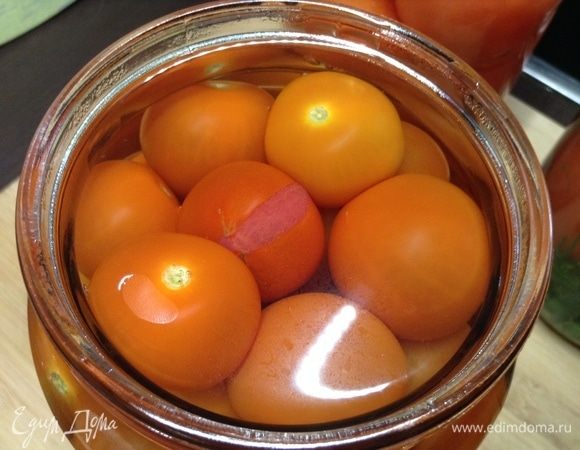 Ну вот. Все травки-специи на дно баночки каждой уложили удобно, к слову, мелочь разную: перец горошком, лист лавровый, гвоздику — все на самое дно, потом нарезанным укропом и листом хрена, на них — лук репчатый и чеснок. Тогда после первого слива воды мелочь ошпарится, но не вывалится из банки. Некоторые сорта помидорок лопаются, черри вот например.