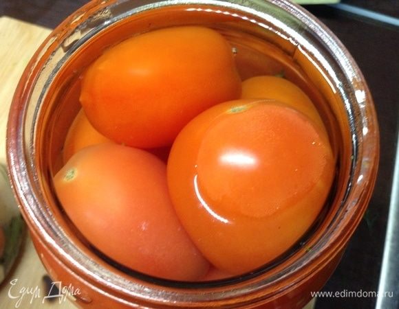 В общем, все травки-приправки на дно банок разложили, сверху помытые хорошенько и сухие помидорки уложили плотненько, кипящей водой залили, дали минут 15 постоять.