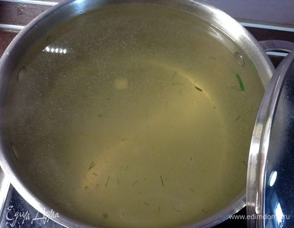 Потом аккуратно, придерживая помидоры рукой, слили из каждой банки обратно в кастрюльку, снова на огонь, добавили соль и сахар, как закипело — мед и лимонную кислоту, закипело еще разок, пену сняли и выключили. Сразу разливаем половником по банкам, сперва по 1–2 половнику в каждую, минутку выдержали (чтобы банка разогрелась), и до верху до краев долили маринадом.