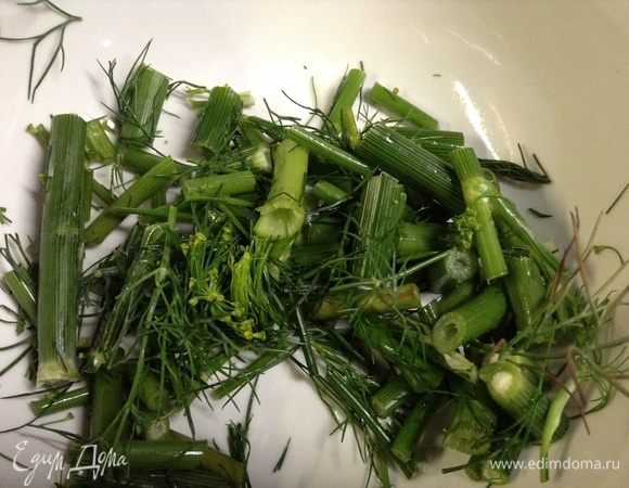 Укроп свежий и лист хрена на ломтики режу.