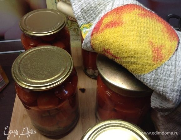 Ну и закручиваем сразу же. Аккуратно и плотненько. Вот обычно тут говорят: «И стерилизуем (или пастеризуем) столько-то». Честно скажу, когда с грибами вожусь, там особая стать. А огурцы-помидоры — никогда. На мой взгляд, при добавлении в маринад хорошей кислоты к этим овощам, нечему там бродить и портиться, если пропорции соблюдены. А если квасить или солить (тут-то мы про маринование речь ведем), так они хранятся в холоде, так что им пастеризация (и тем более стерилизация) не нужны. На мой взгляд и опыт, конечно. Вы уж как привыкли и как сами считаете.