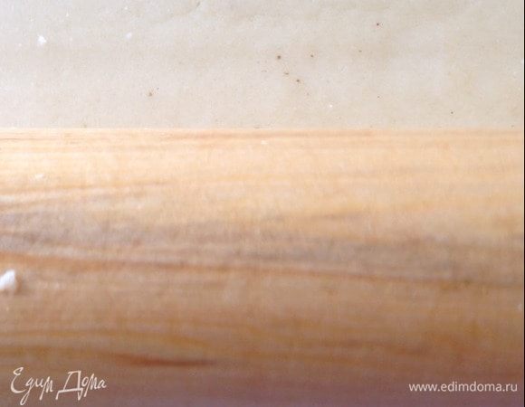 Раскатать тесто в пласт, выложить нарезанные дольками абрикосы, сверху присыпать малиной, мелко порубленным жереным миндалем ТМ «Семушка» и коричневым сахаром. Выкладывая начинку, нужно отступить от края примерно по 5 см.