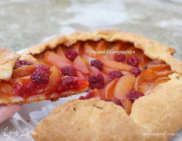 Аккуратно сложить свободные края галеты к середине. Выпекать галету при 180°C примерно 25 мин.