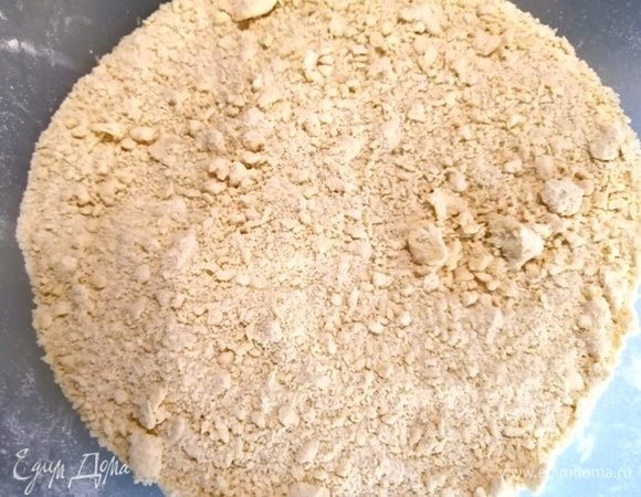 Быстро перетрем руками до состояния крошки.